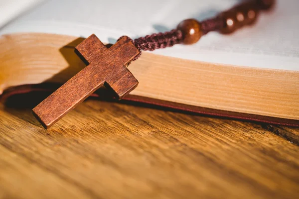 Open bible with rosary beads — Stock Photo, Image