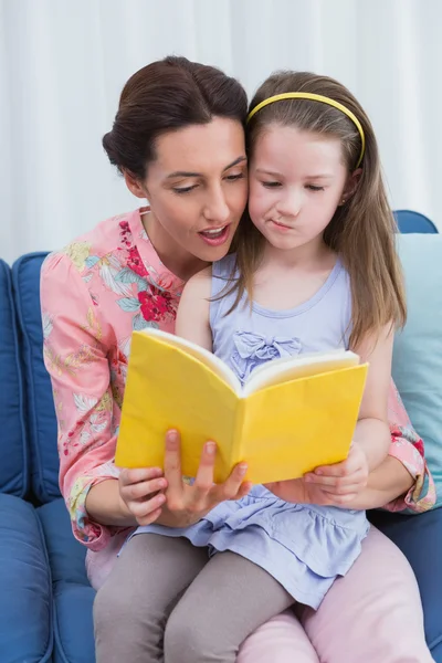 Anne ve kızı kitap okuyor. — Stok fotoğraf
