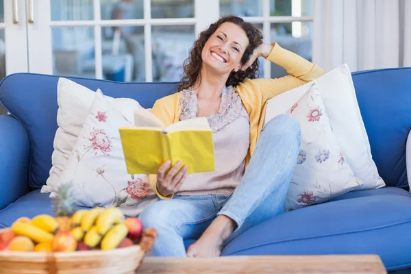 Mooie brunette ontspannen op de Bank — Stockfoto