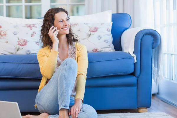 Bruna seduta sul pavimento e che parla al telefono — Foto Stock