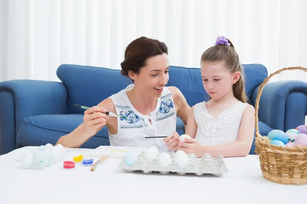 Mãe e filha pintando ovos de Páscoa — Fotografia de Stock