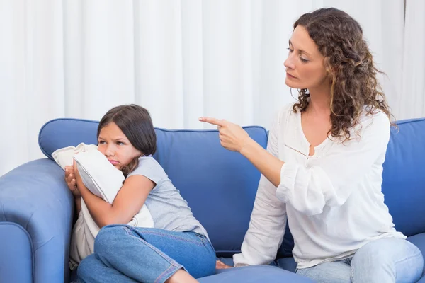 Mãe perturbada olhando para sua filha — Fotografia de Stock