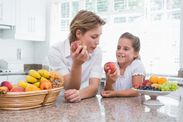 Moeder en dochter appelen houden — Stockfoto