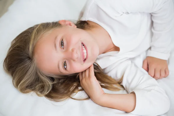 Chica feliz sonriendo a la cámara — Foto de Stock