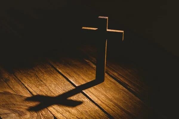 Kruzifix-Ikone auf dem Tisch im Schatten — Stockfoto