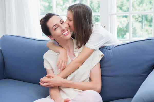 Moeder en dochter glimlachen op camera — Stockfoto