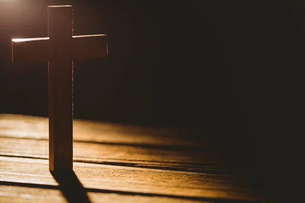 Ícone de crucifixo na mesa na sombra — Fotografia de Stock