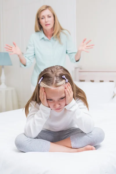 Upset mother scolding her daughter — Stock Photo, Image