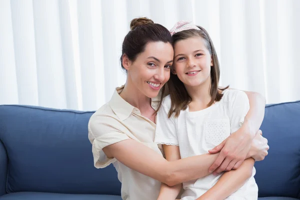 Mãe e filha sorrindo para a câmera — Fotografia de Stock