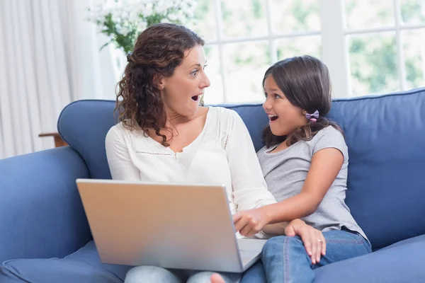 Mãe feliz e filha usando laptop — Fotografia de Stock