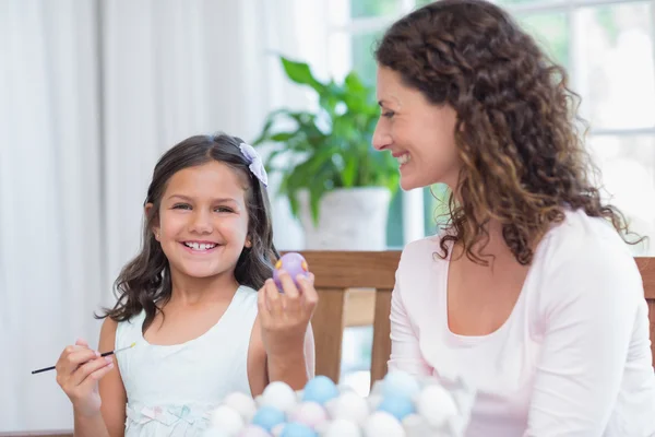 Mãe feliz e filha pintando ovos de Páscoa — Fotografia de Stock