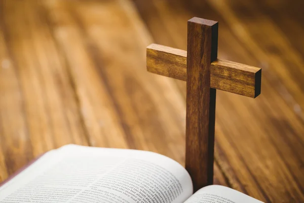 Otevřené Bibli s ikonou, kříž — Stock fotografie