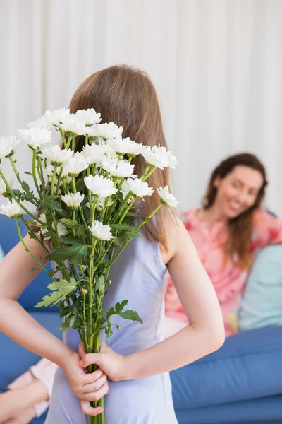 Filha mãe surpreendente com flores — Fotografia de Stock