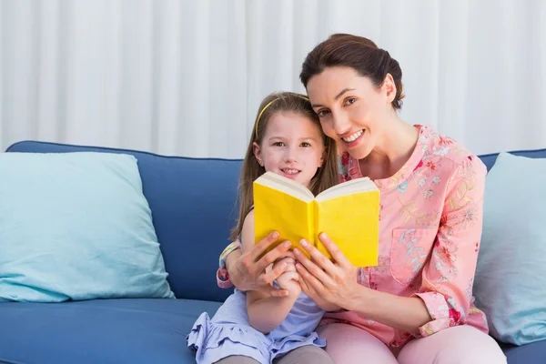 Mãe e filha leitura livro — Fotografia de Stock