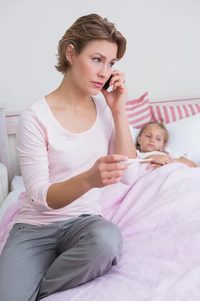 Madre tomando la temperatura de la hija enferma — Foto de Stock