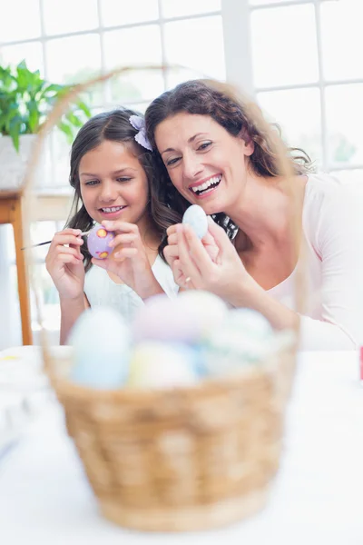 Mãe feliz e filha pintando ovos de Páscoa — Fotografia de Stock