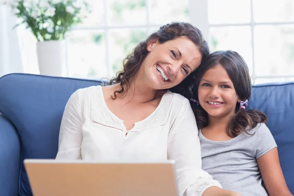 Feliz madre e hija usando el ordenador portátil —  Fotos de Stock