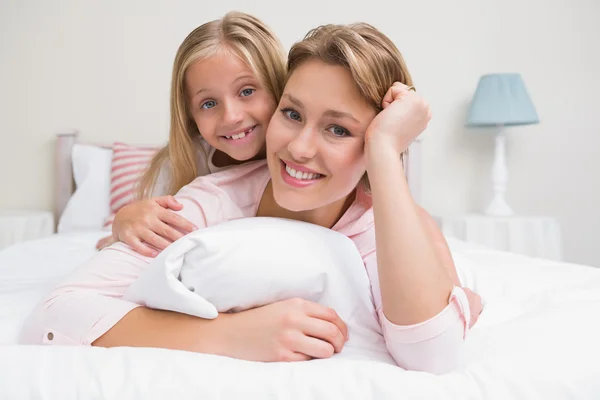 Madre e hija sonriendo a la cámara —  Fotos de Stock