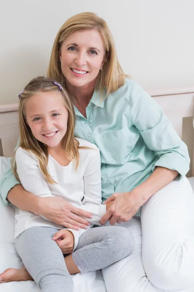 Mère et fille heureuses souriant à la caméra — Photo