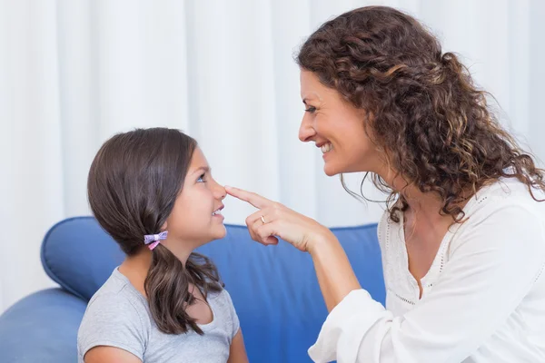 Glückliche Mutter und Tochter haben Spaß — Stockfoto