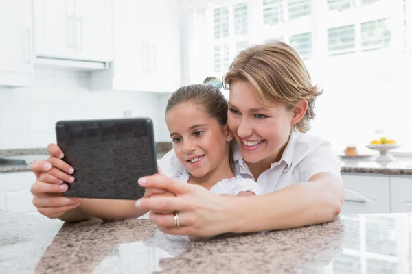 Matka i córka przy użyciu komputera typu tablet pc — Zdjęcie stockowe