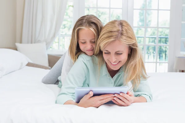 Lycklig mor och dotter med hjälp av Tablet PC — Stockfoto