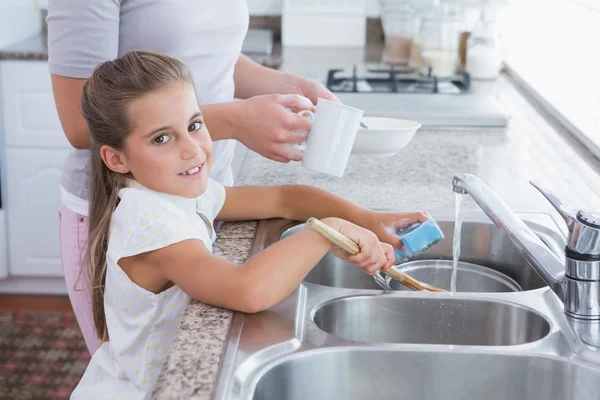 Mother and daughter washing up — Stock Photo, Image