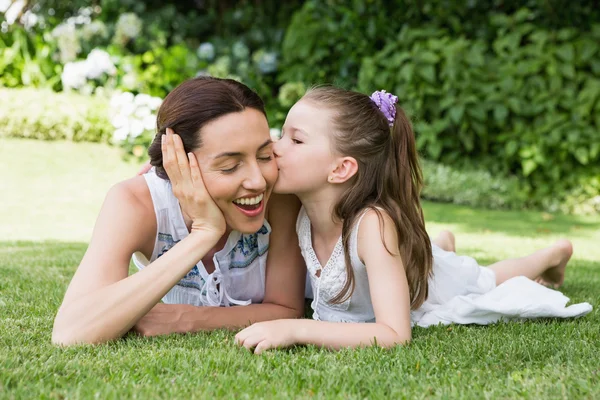 Moeder en dochter tijd doorbrengen — Stockfoto