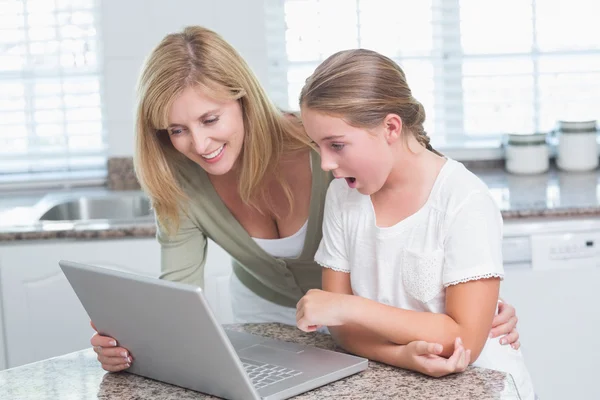 母亲和女儿一起使用笔记本电脑 — 图库照片