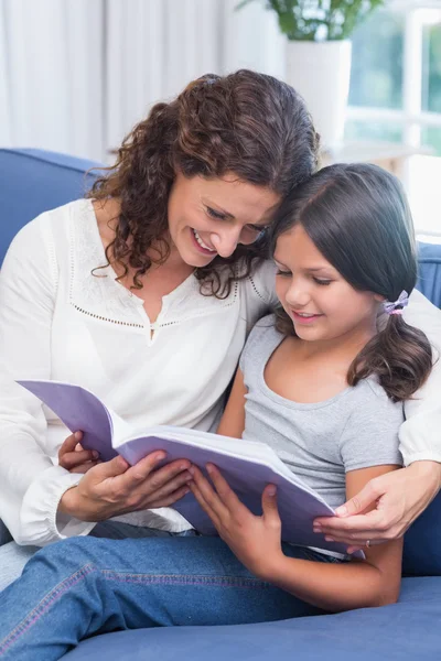 Felice madre e figlia lettura libro — Foto Stock