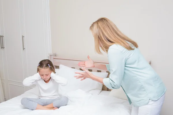 Sconvolto madre rimproverando la figlia — Foto Stock