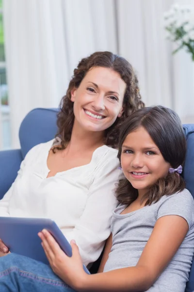 Madre e hija feliz usando tableta —  Fotos de Stock