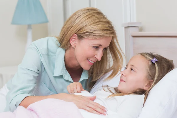 Gelukkig moeder en dochter glimlachen bij elkaar — Stockfoto