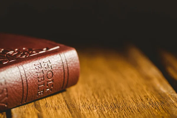 Библия на деревянном столе — стоковое фото