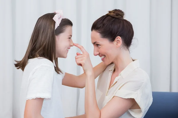 Mãe e filha sorrindo um para o outro — Fotografia de Stock