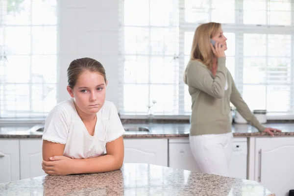 Madre en el teléfono mientras su hija está de mal humor —  Fotos de Stock