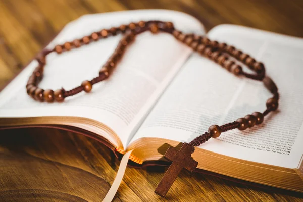 Offene Bibel mit Rosenkranzperlen — Stockfoto