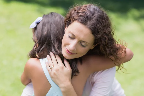 Счастливая мать и дочь обнимаются — стоковое фото