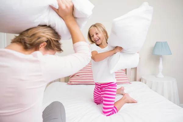 Madre e hija teniendo pelea de almohadas —  Fotos de Stock