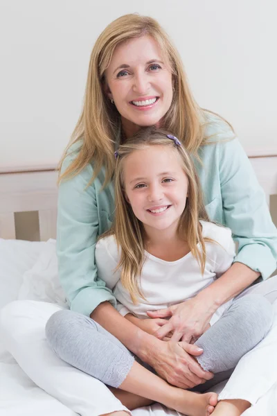 Mãe e filha felizes sorrindo para a câmera — Fotografia de Stock