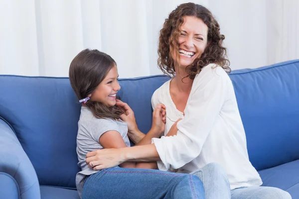 Feliz madre e hija divirtiéndose — Foto de Stock