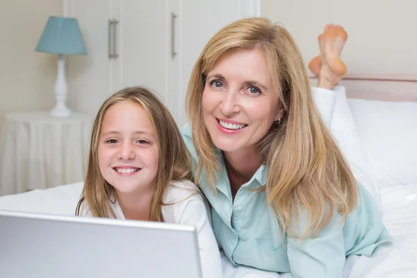 Mutlu anne ve kız dizüstü bilgisayar kullanıyor. — Stok fotoğraf