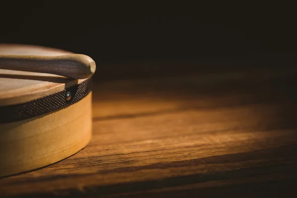 Bodhran irlandês tradicional e vara — Fotografia de Stock