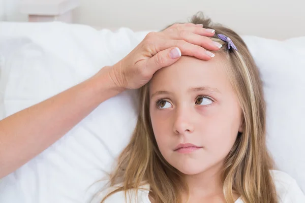 Moeder haar dochters temperatuur meten — Stockfoto