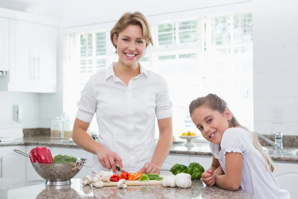 Moeder en dochter voorbereiding van groenten — Stockfoto