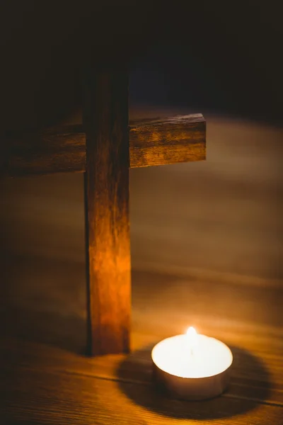 Kerze und Holzkreuz — Stockfoto