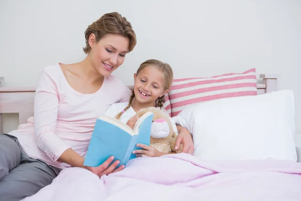Mother with her daughter at bedtime — Stock Photo, Image