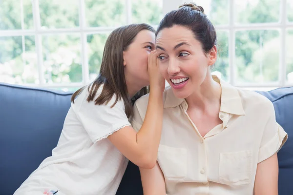 Mor och dotter dela hemligheter — Stockfoto