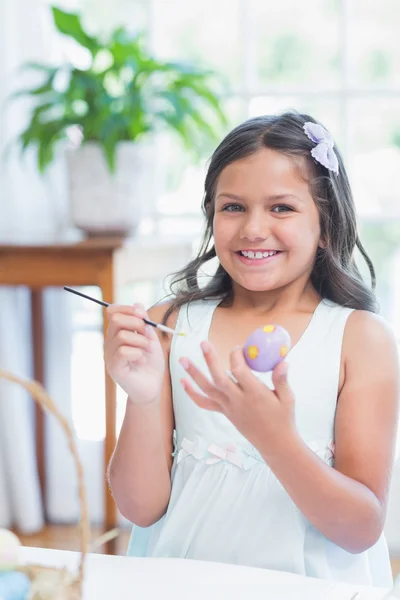 Menina bonito pintar ovos de Páscoa — Fotografia de Stock