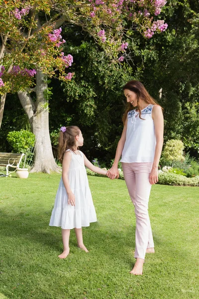 Mother and daughter holding hands — Stock Photo, Image